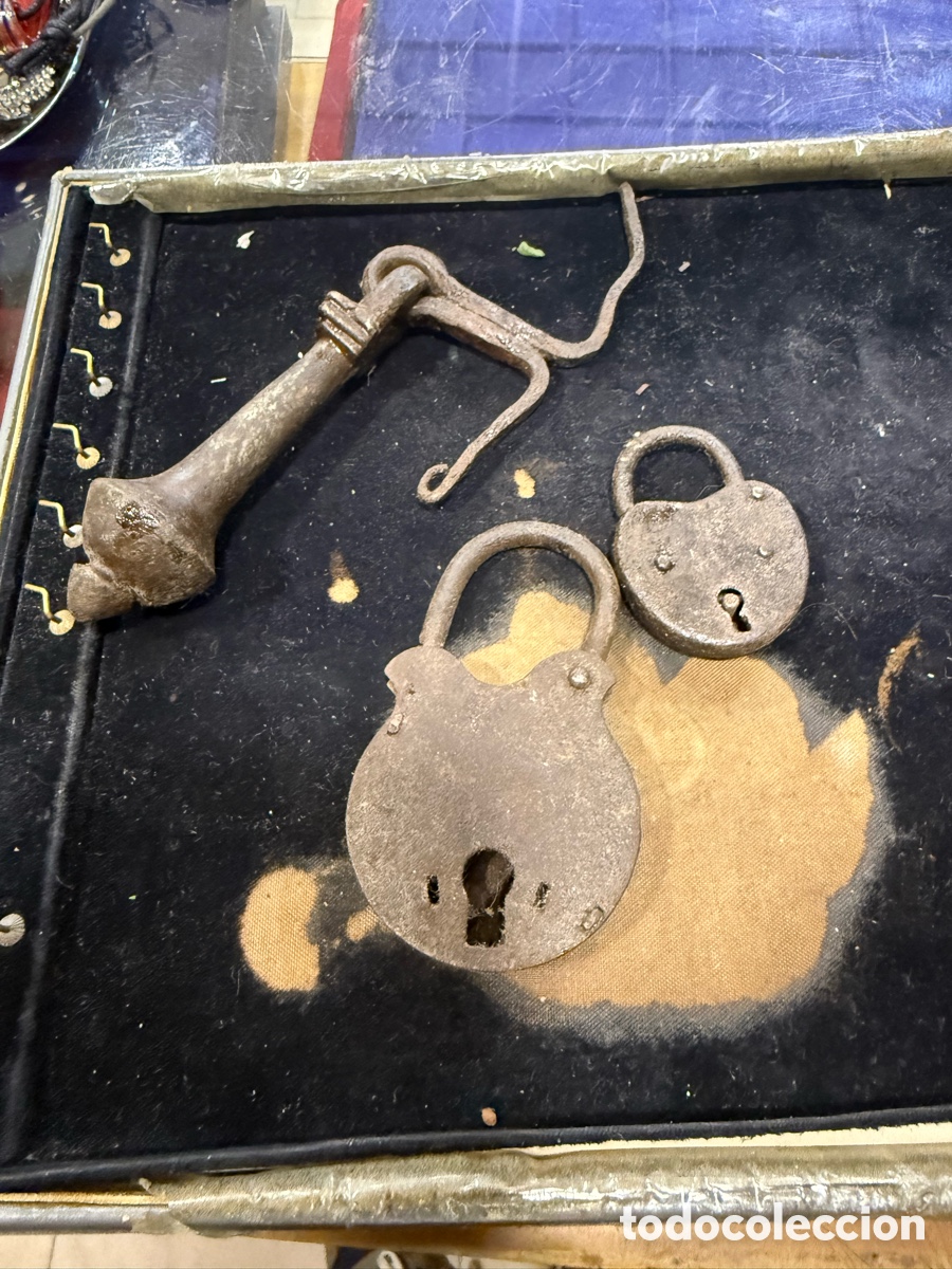 Oggetti Antichi: Lote de 2 candados antiguos( sin llave) y otra pieza de bronce