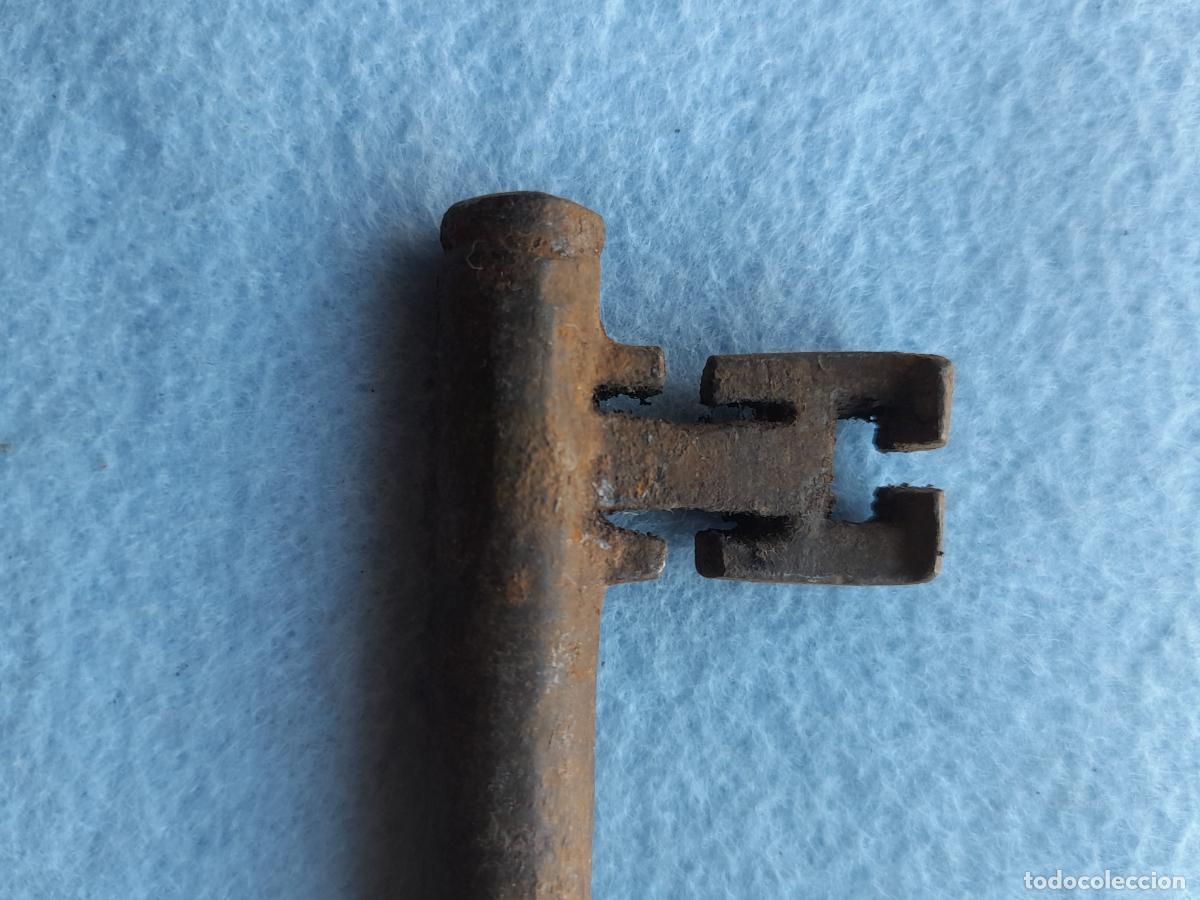 Antig&uuml;edades: Curiosa llave antigua de forja - Foto 2