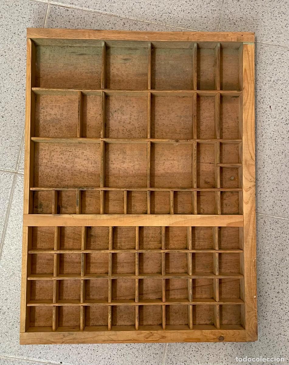 Antig&uuml;edades: Antiguo caj&oacute;n de imprenta (chibalete). 53&rsquo;5x40 cm. No tiene asa