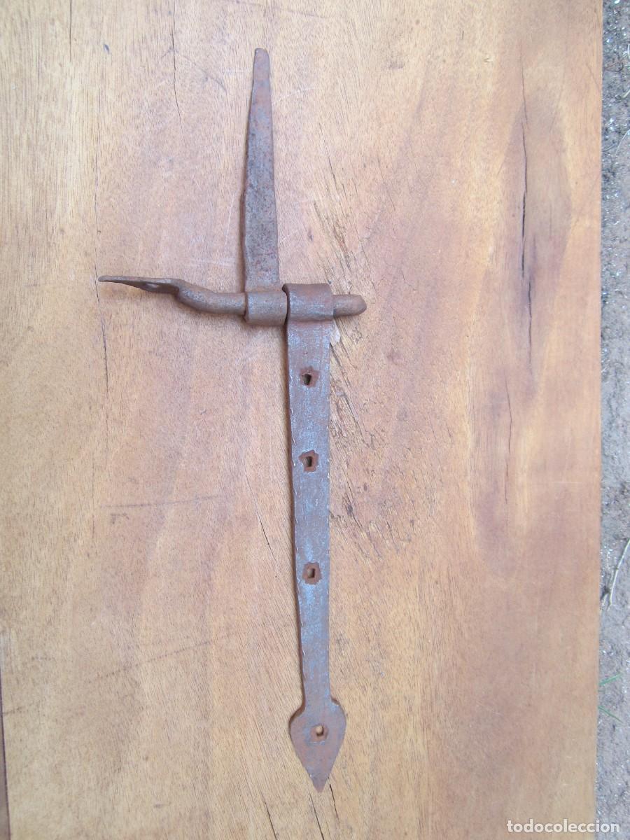 Antig&uuml;edades: Bisagra antigua forja con apoyo, 28.5 cm.
