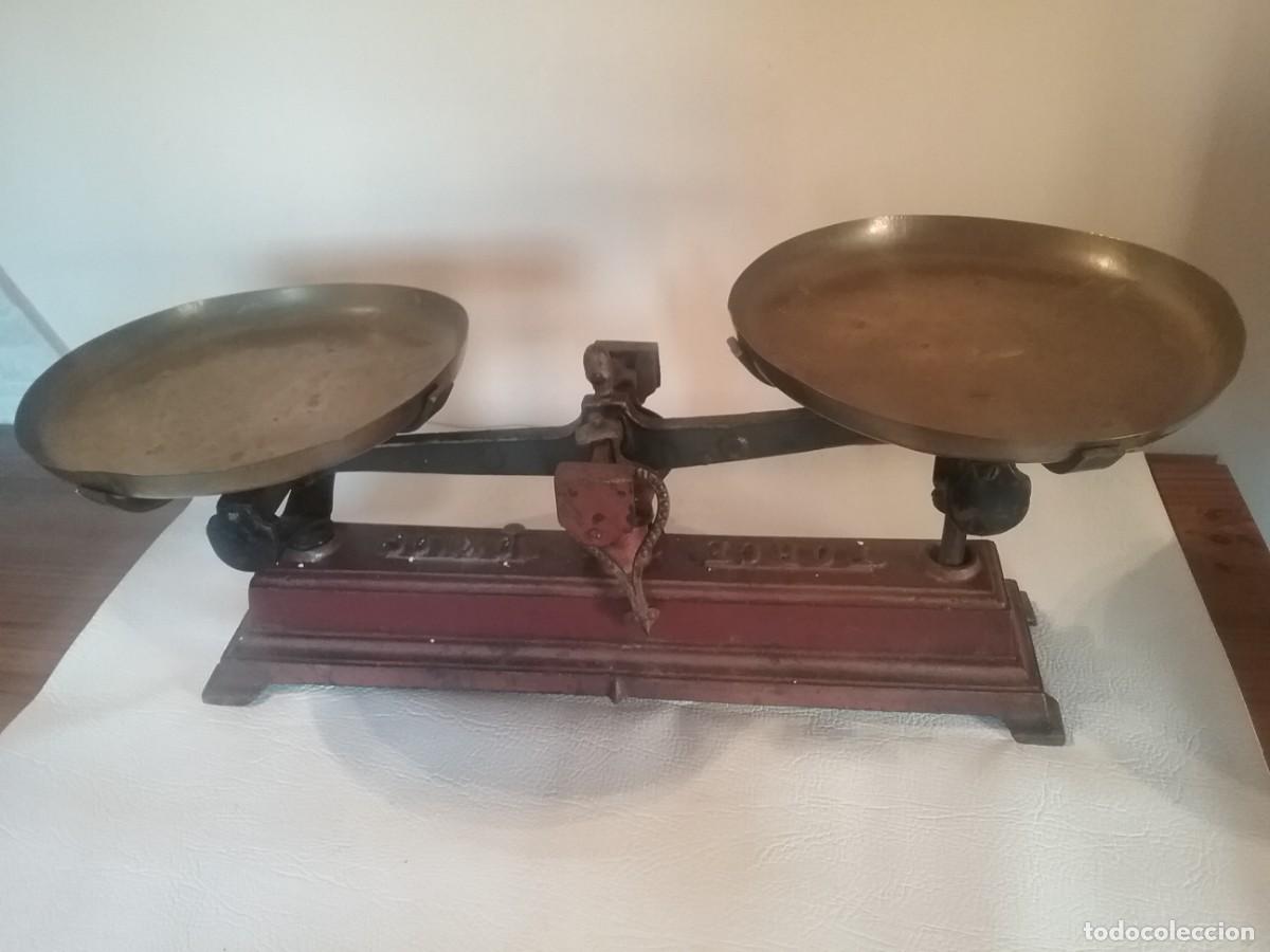 Antiguidades: Preciosa balanza color marr&oacute;n con cuerpo met&aacute;lico y con platos de lat&oacute;n marca FORCE 10KG
