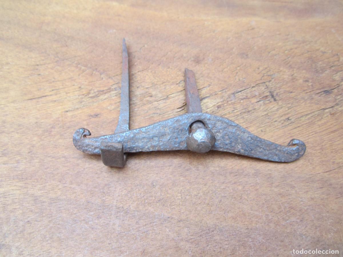 Antig&uuml;edades: Pestillo antiguo de forja, curioso.