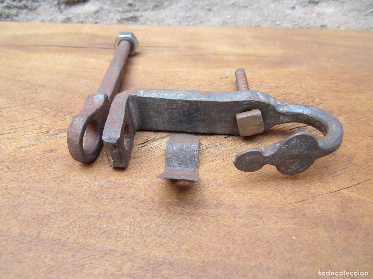 Antig&uuml;edades: Pestillo antiguo forja, para candado. - Foto 1