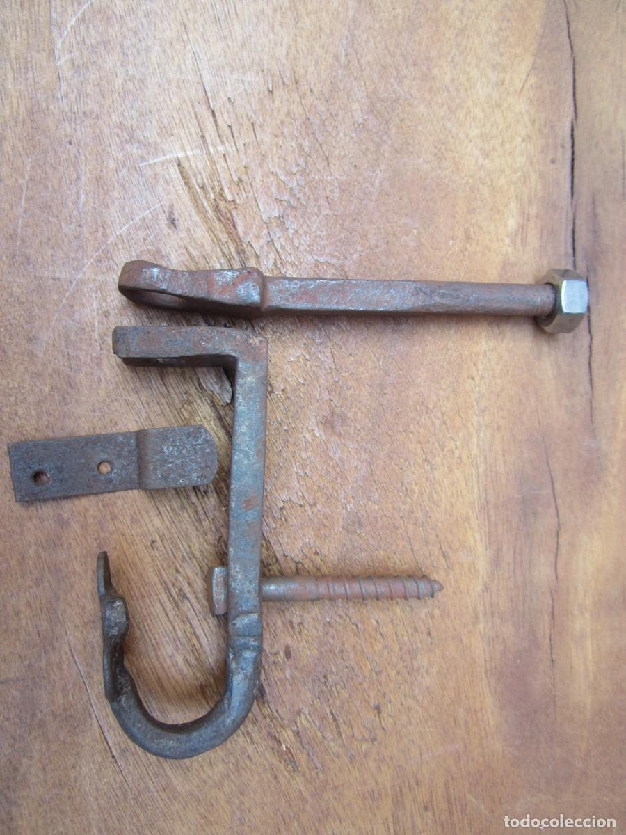 Antig&uuml;edades: Pestillo antiguo forja, para candado. - Foto 2