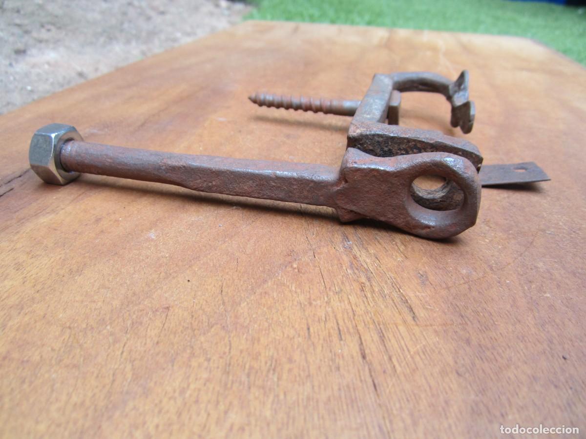 Antig&uuml;edades: Pestillo antiguo forja, para candado. - Foto 3