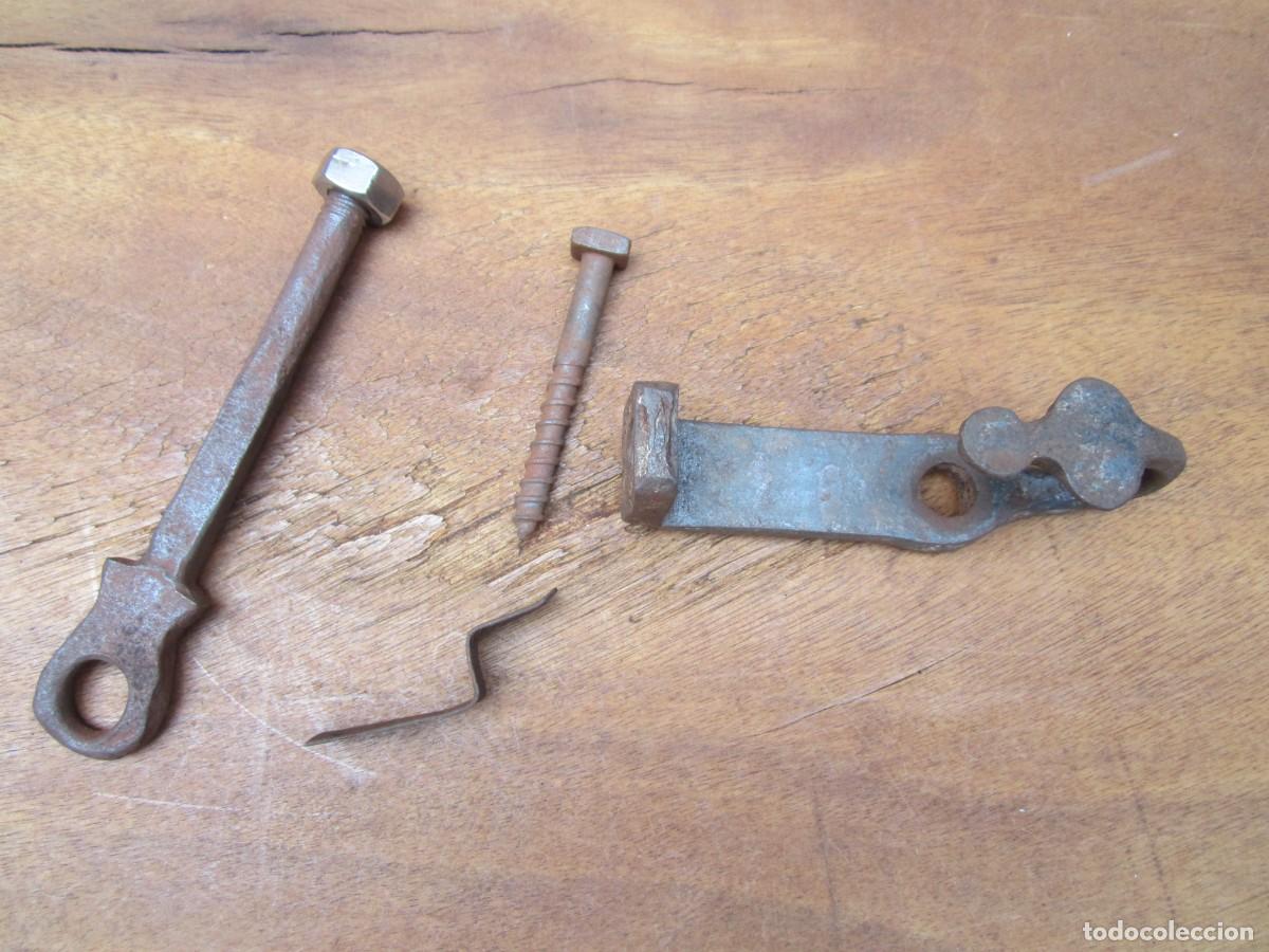 Antig&uuml;edades: Pestillo antiguo forja, para candado. - Foto 4