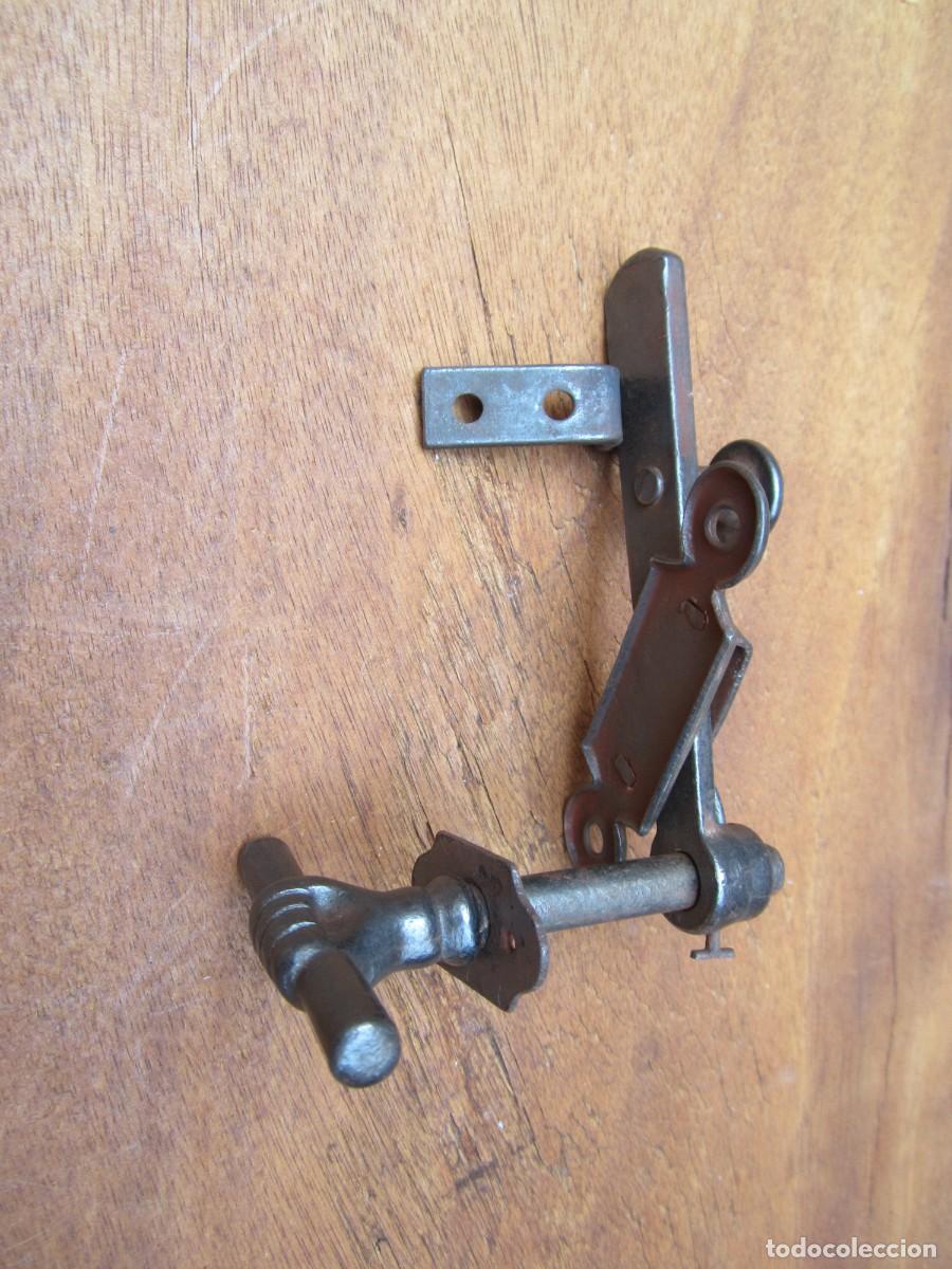 Antig&uuml;edades: Pestillo antiguo hierro y completo, 11 cm.