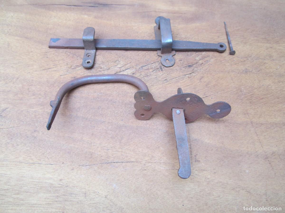Antig&uuml;edades: Pestillo antiguo de leva completo, forja s. XIX