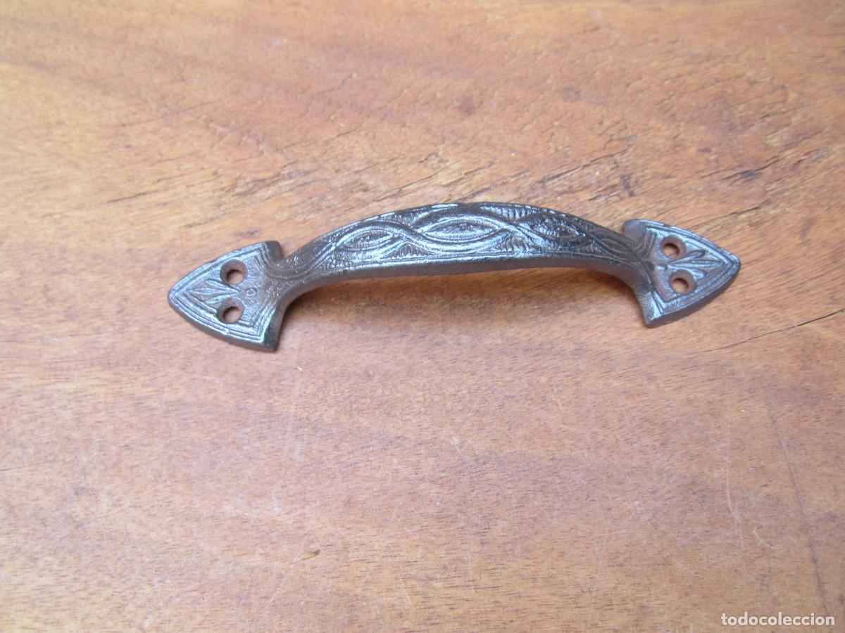 Antig&uuml;edades: Tirador antiguo de hierro colado, 16 cm.
