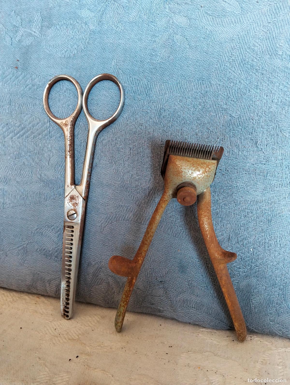 Antig&uuml;edades: Lote 2 herramientas de peluquer&iacute;a hierro metal maquinilla afeitar cortar el pelo y tijeras antiguas