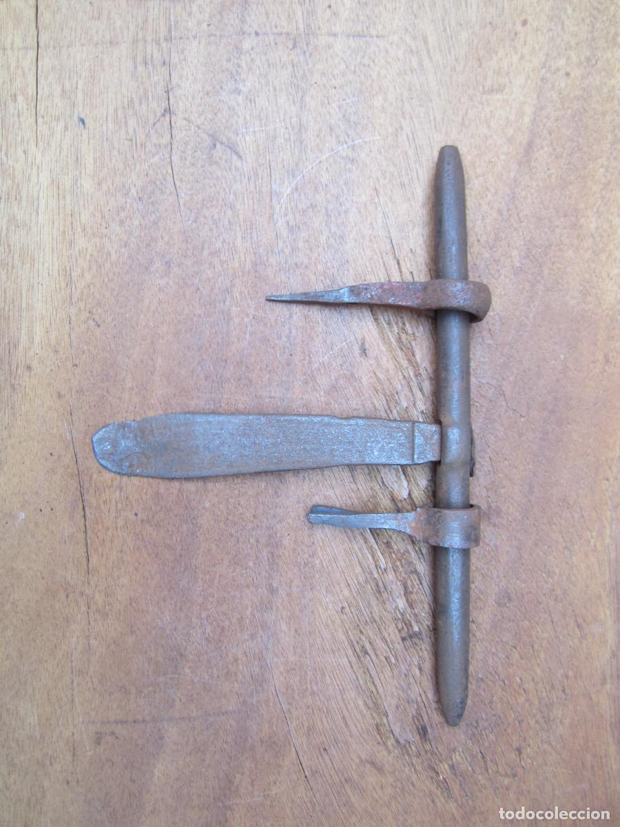 Antig&uuml;edades: Cerrojo antiguo forja con detalle X, 22.2 cm.