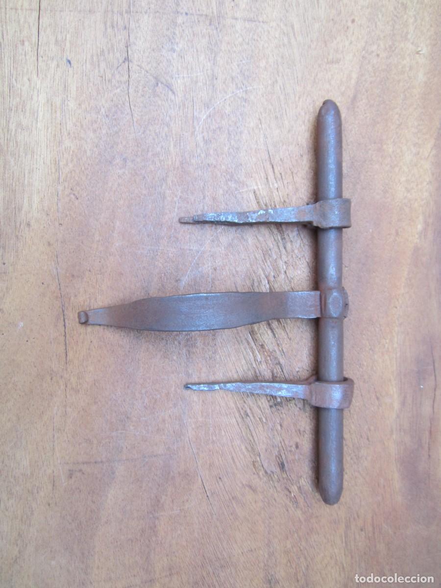 Antig&uuml;edades: Cerrojo antiguo forja con agarre curvo, 24.6 cm.