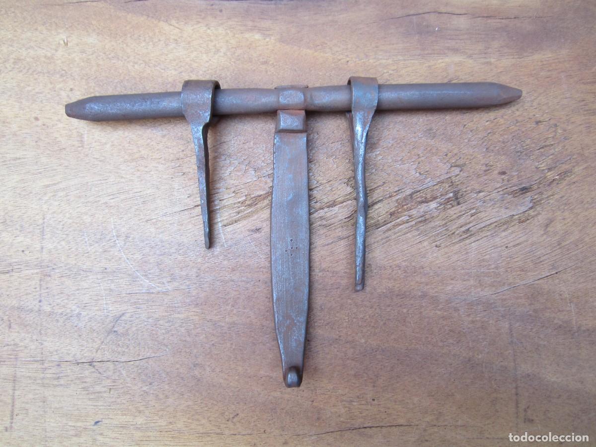 Antig&uuml;edades: Cerrojo antiguo forja con 5 puntos, 25.4 cm.