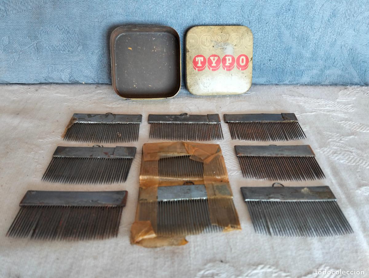 Oggetti Antichi: Lote herramientas con p&uacute;as de metal plateadas peines p&uacute;as caja de metal lata cajita antigua typo