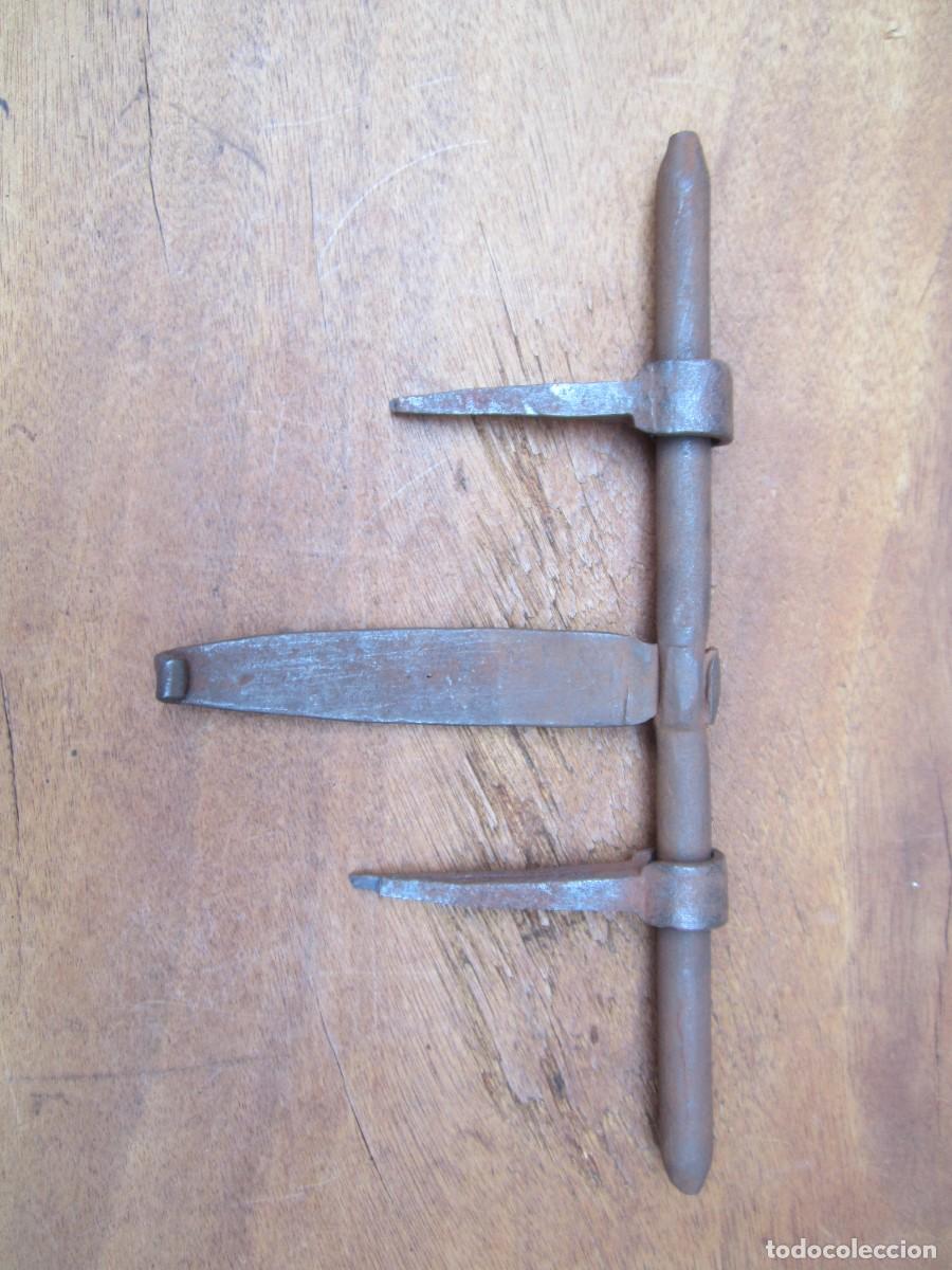 Antig&uuml;edades: Cerrojo antiguo de hierro forjado, 25.7 cm.