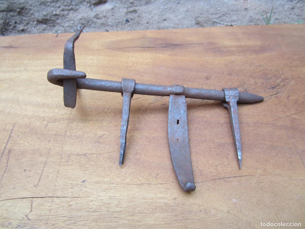 Antig&uuml;edades: Cerrojo antiguo hierro con cierre, 26.7 cm.