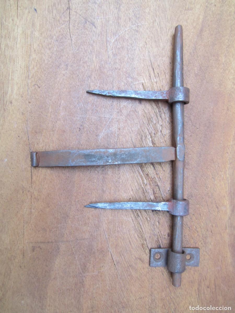 Antig&uuml;edades: Cerrojo antiguo forja con anclaje, 26.8 cm.