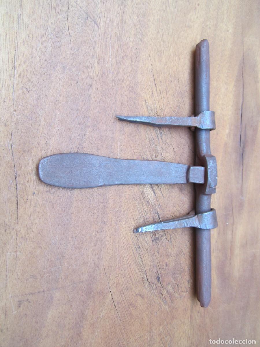Antig&uuml;edades: Cerrojo antiguo de forja r&uacute;stica, 27.4 cm.