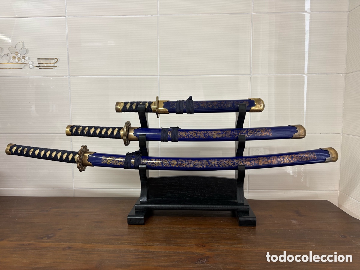 Antig&uuml;edades: Set 3 Katanas Funcionales A&ntilde;os 80-90 con Soporte &ndash; Katana, Wakizashi y Tanto