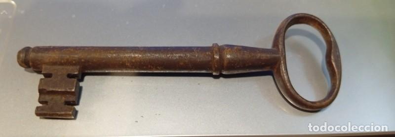 Antig&uuml;edades: SIGLO XVIII, ANTIGUA LLAVE DE FORJA, DOBLE GUIA, 14 CMS