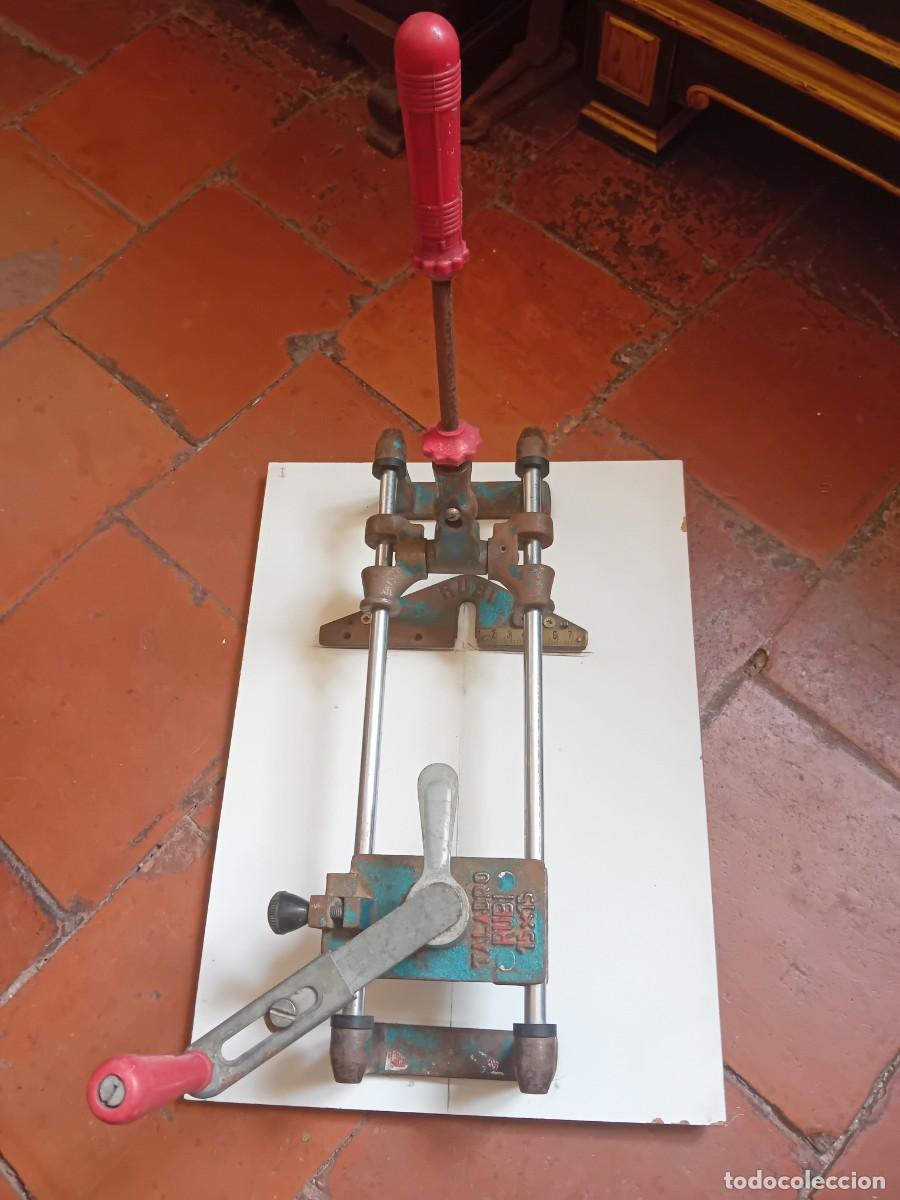 Antig&uuml;edades: Cortador de baldosas taladro rub&iacute; 15 x15