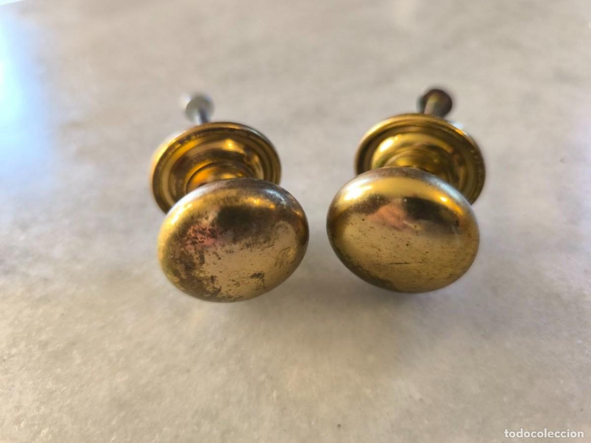 Antig&uuml;edades: 2 TIRADORES DE PUERTA DE CAJON DE BRONCE 3X3 CM