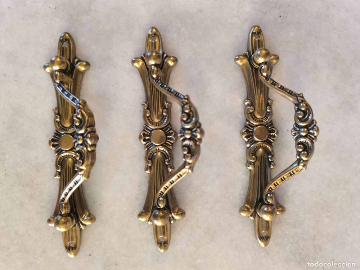 Antig&uuml;edades: TRES TIRADORES DE PUERTA DE CAJONERA LATON 12,5X3 CM