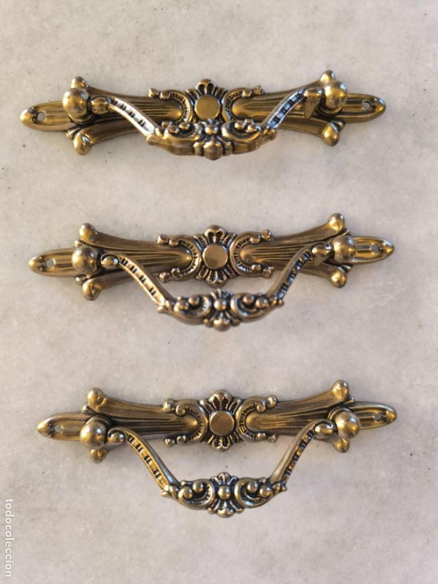 Antig&uuml;edades: TRES TIRADORES DE PUERTA DE CAJONERA LATON 12,5X3 CM