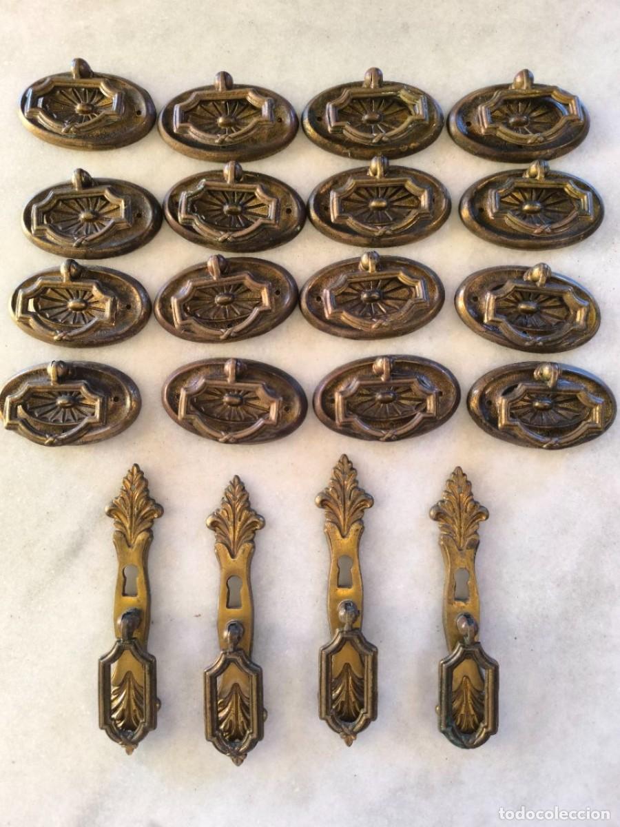 Antig&uuml;edades: GRAN LOTE DE 20 TIRADORES DE PUERTA DE CAJONES EN LATON, LARGOS 13 CM PEQUE&Ntilde;OS 7X4 CM