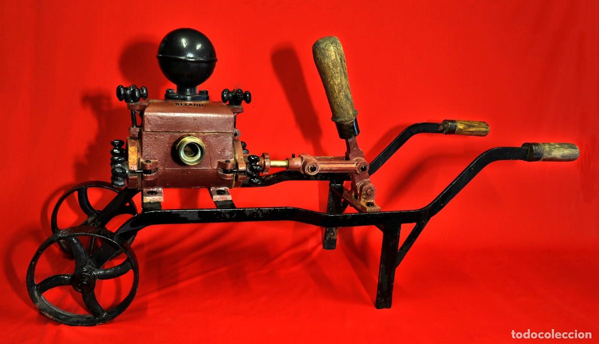 Antig&uuml;edades: Antigua bomba manual BITARD de trasiego de vino francesa (c.1925-1945) con c&aacute;mara de aire.