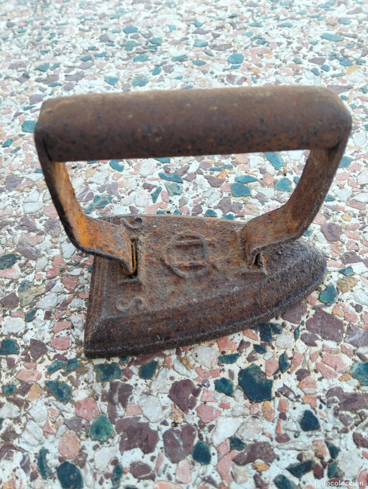 Antiguidades: Antigua plancha de hierro manual con asa S.XIX-XX con insignia