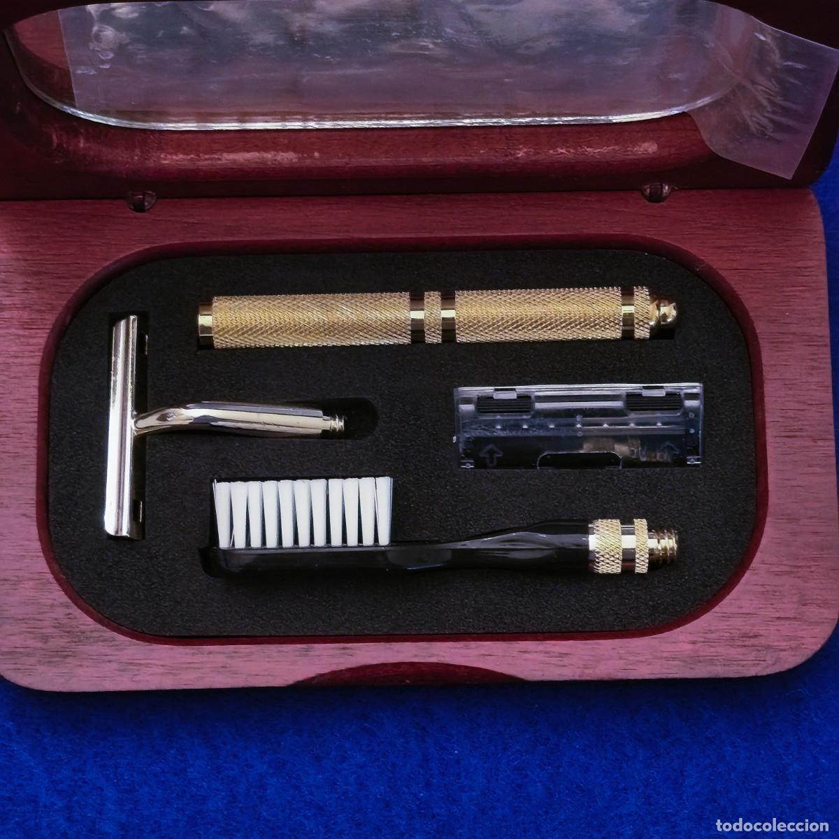 Antiquit&auml;ten: SET DE VIAJE MAQUINILLA DE AFEITAR. CEPILLO DE DIENTES. EN ESTUCHE DE MADERA. 9 X 5,5 CMS