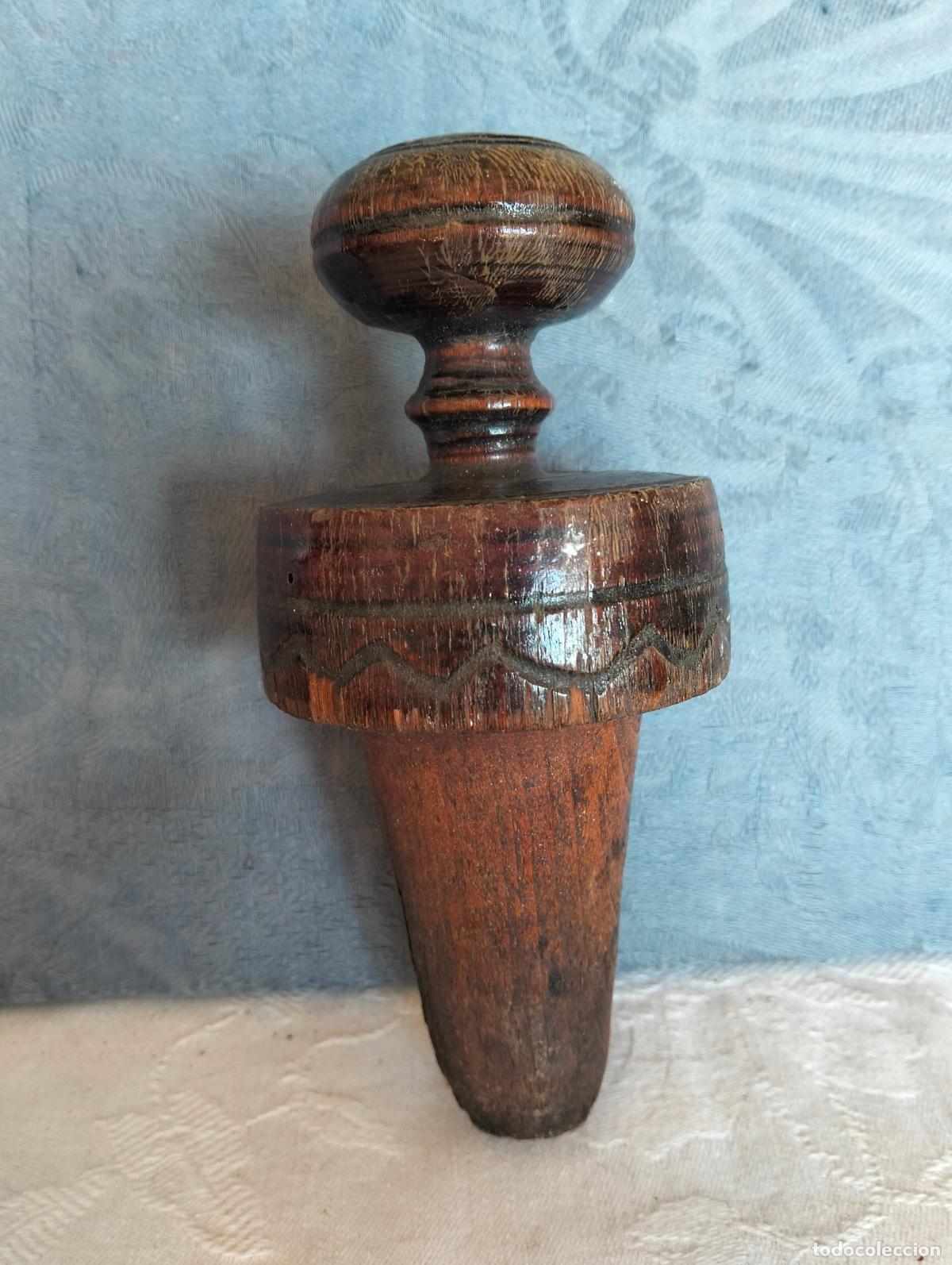 Antiques: Bru&ntilde;idor de curo de madera tallada herramienta peleter&iacute;a con mango de los a&ntilde;os 30-40