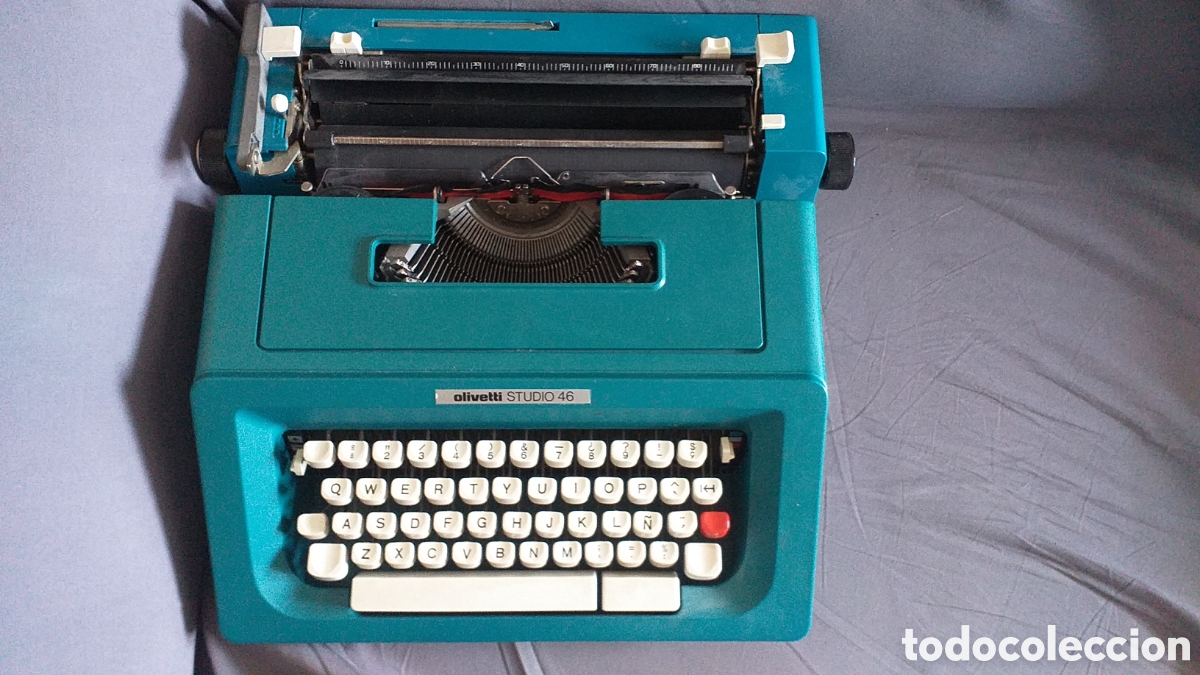 Antig&uuml;edades: Antigua m&aacute;quina de escribir, OLIVETTI STUDIO 46. Color azul. Con funda.