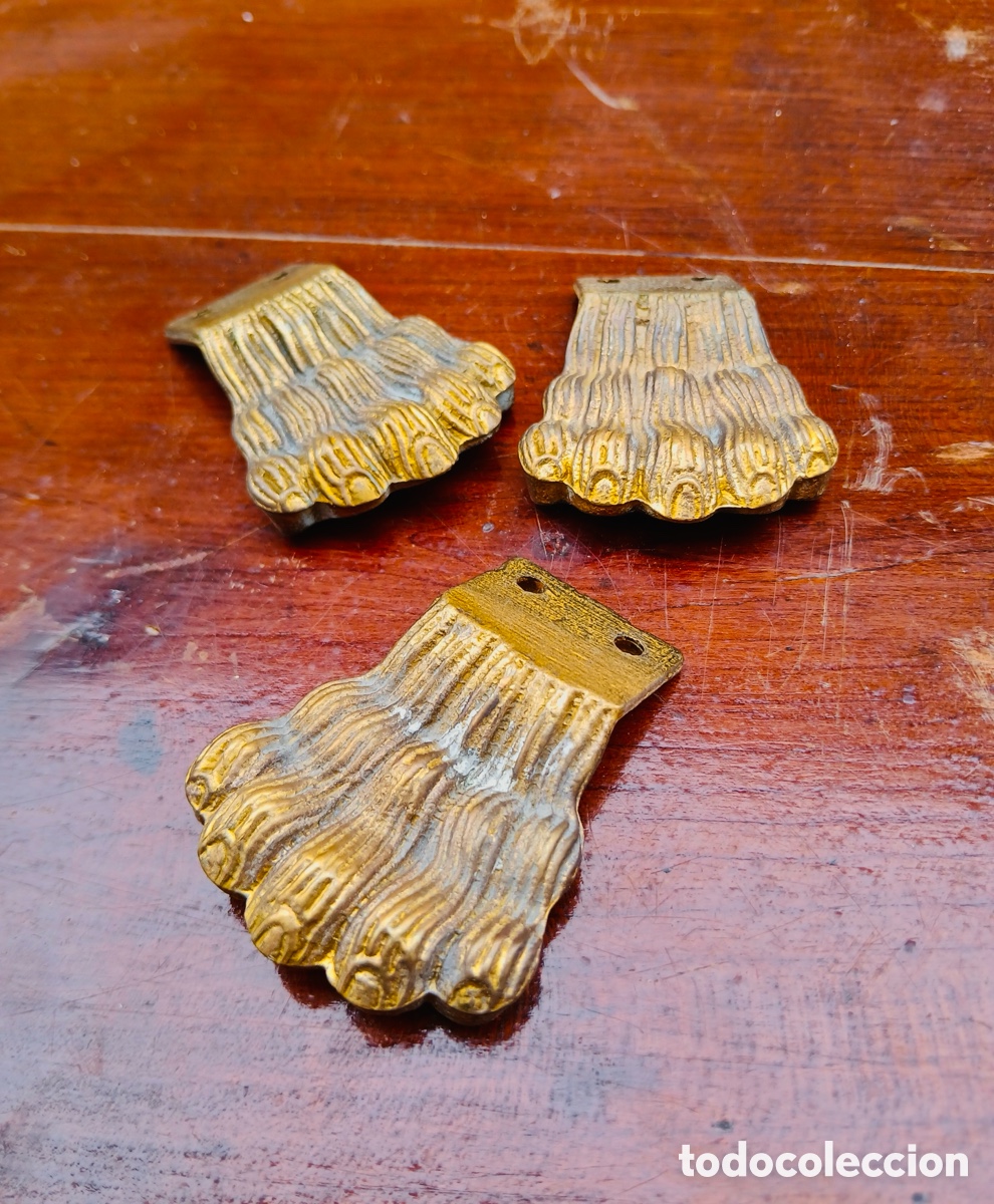 Antig&uuml;edades: PATAS DE BRONCE PARA MUEBLE CUBREPATAS CON FORMA DE GARRA DE LEON ADORNO PARA MESA REMATE