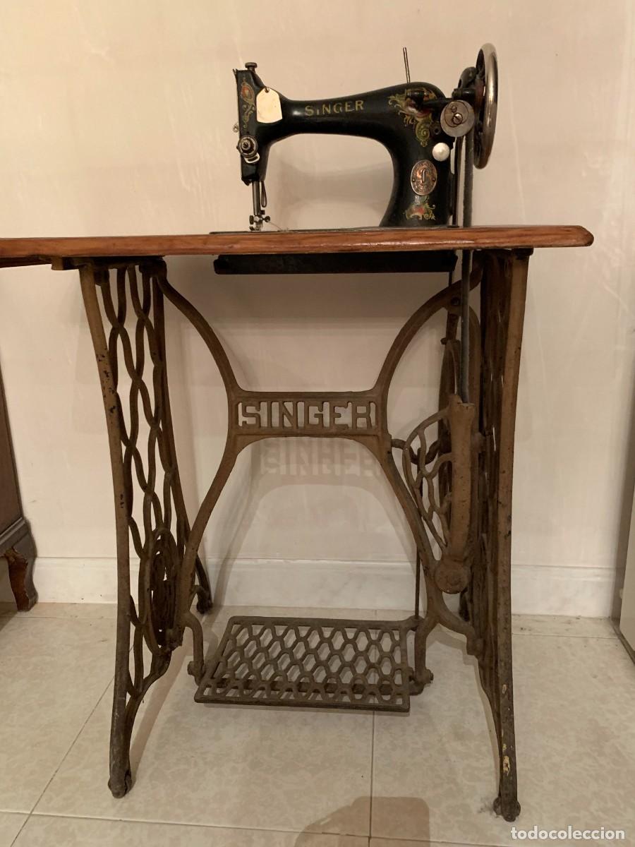 Antiquit&eacute;s: M&aacute;quina de coser SINGER antigua