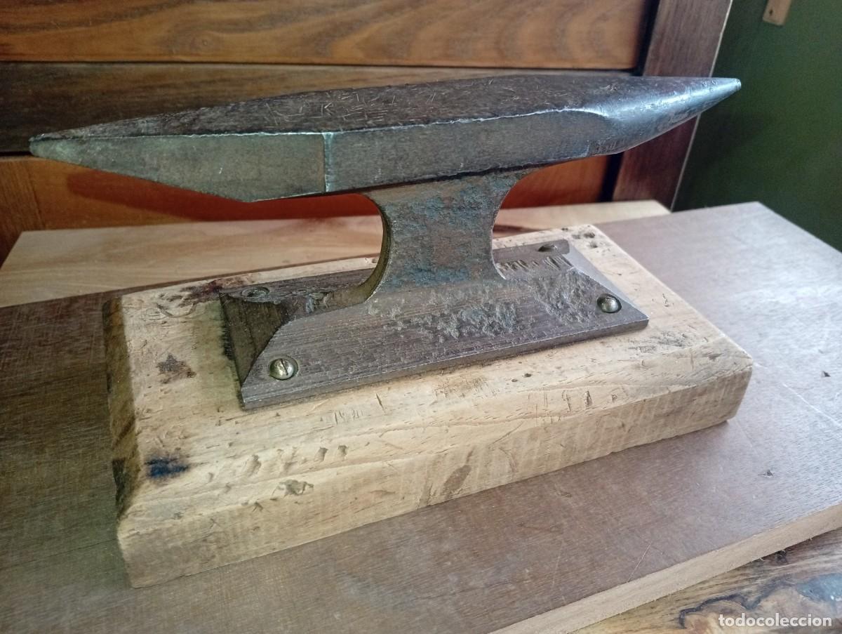 Antig&uuml;edades: PRECIOSO YUNQUE JOYERIA A&Ntilde;OS 40 TAS ARTESANAL V&Iacute;A TREN RAIL FORJA ACERO FERROCARRIL PEANA MADERA