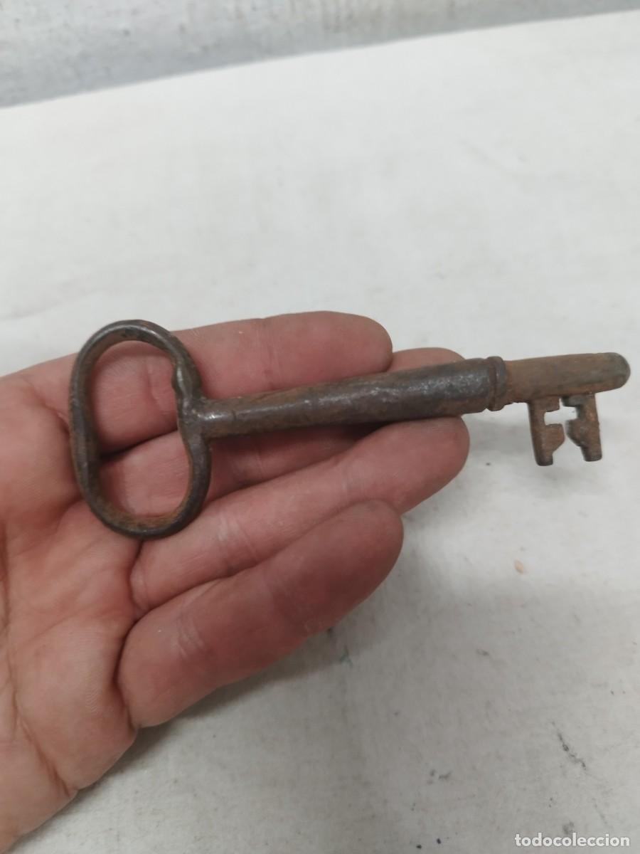 Antig&uuml;edades: Antigua llave de forja a identificar. Con pipa en forma de cruz.