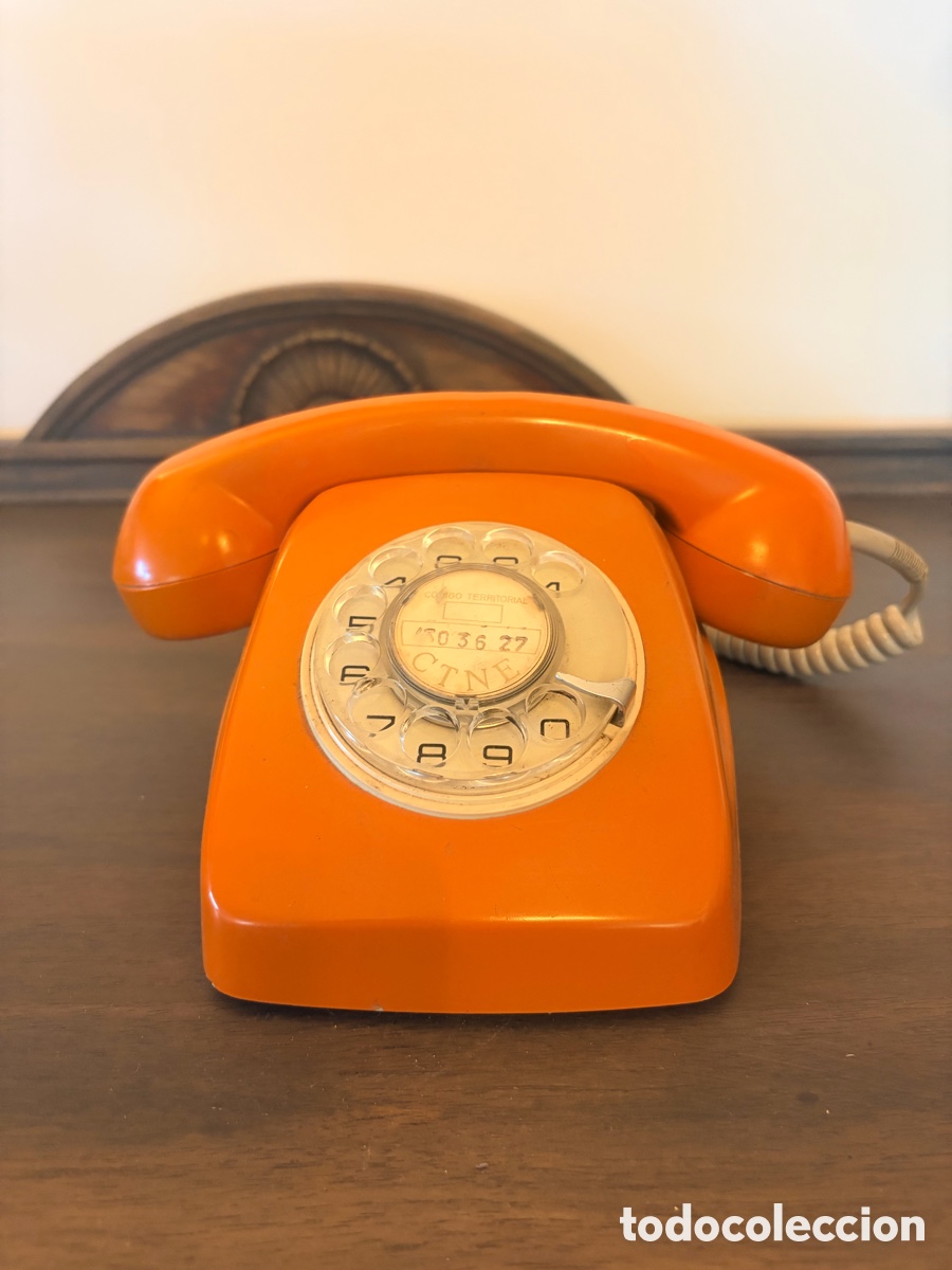 Tel&eacute;fonos: Antiguo tel&eacute;fono naranja modelo Heraldo