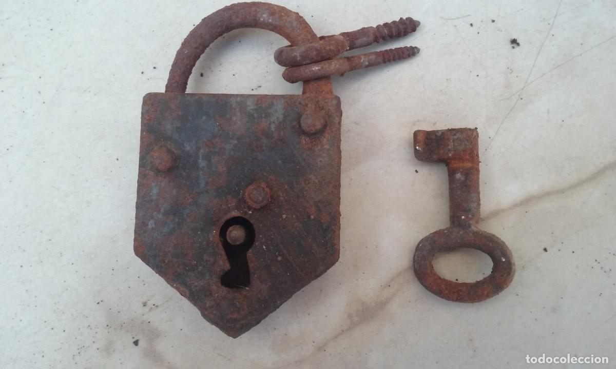 Antiguidades: ANTIGUO Y PEQUE&Ntilde;O CANDADO. CON LLAVE.