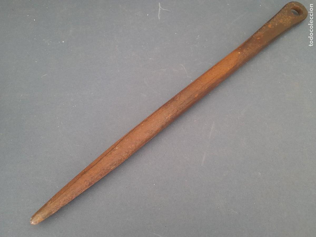 Antig&uuml;edades: aguja grande de hierro, marca paterna, probablemente uso industrial, 34cm aprox, diametro 2cm aprox
