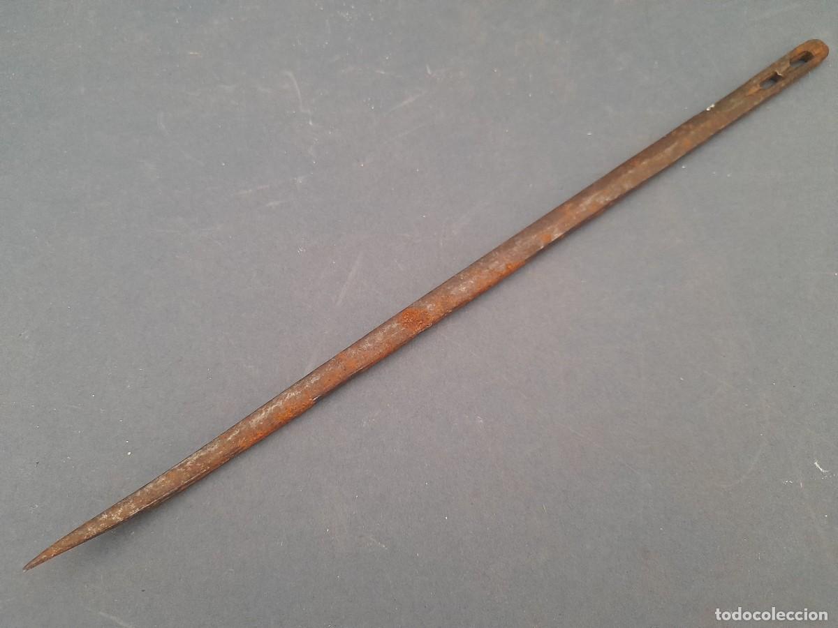 Antig&uuml;edades: aguja larga para esparto o sacos, 27cm aprox, se&ntilde;ales de edad y uso