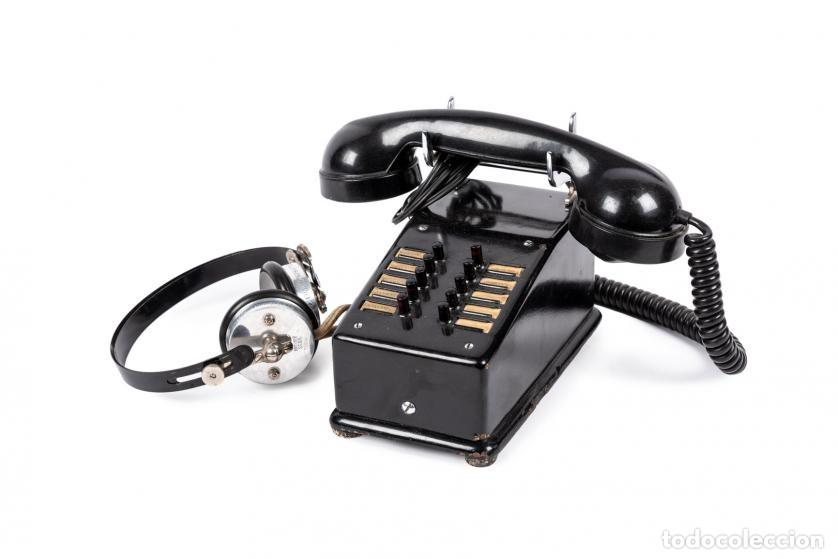 Telefone: Antiguo telefono y auriculares, circa 1900.