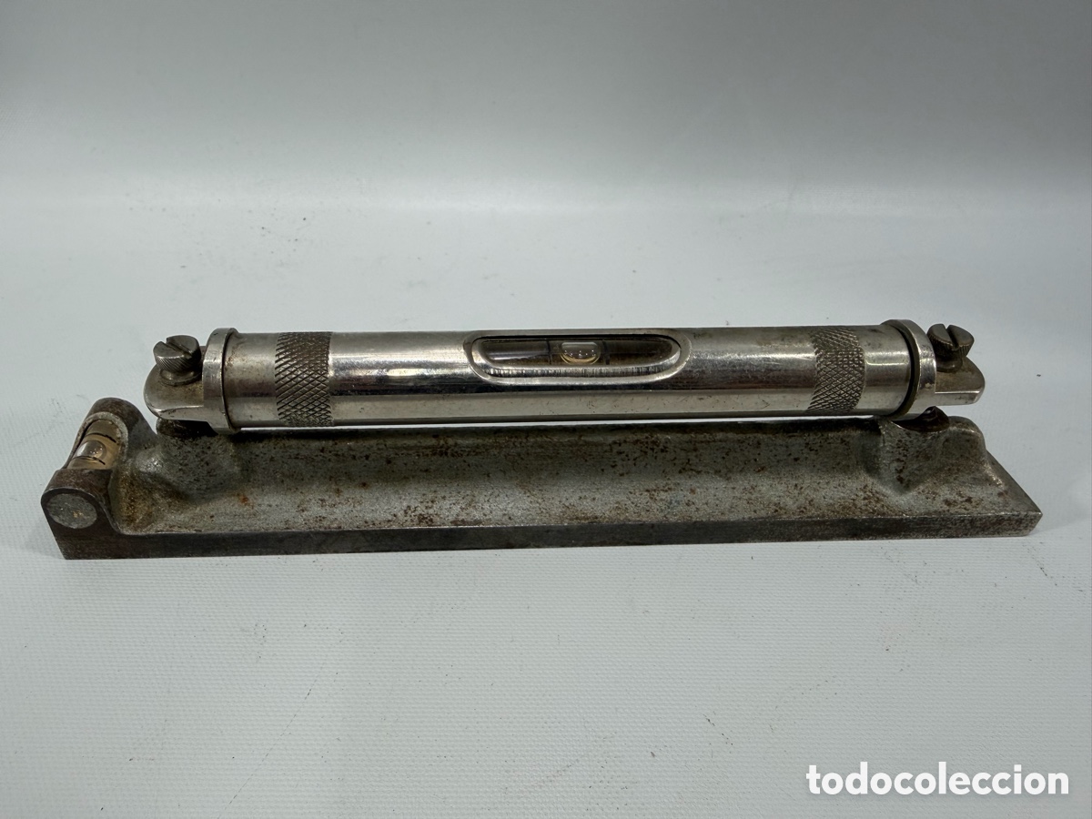Antig&uuml;edades: Nivel de precisi&oacute;n antiguo para maquinaria industrial
