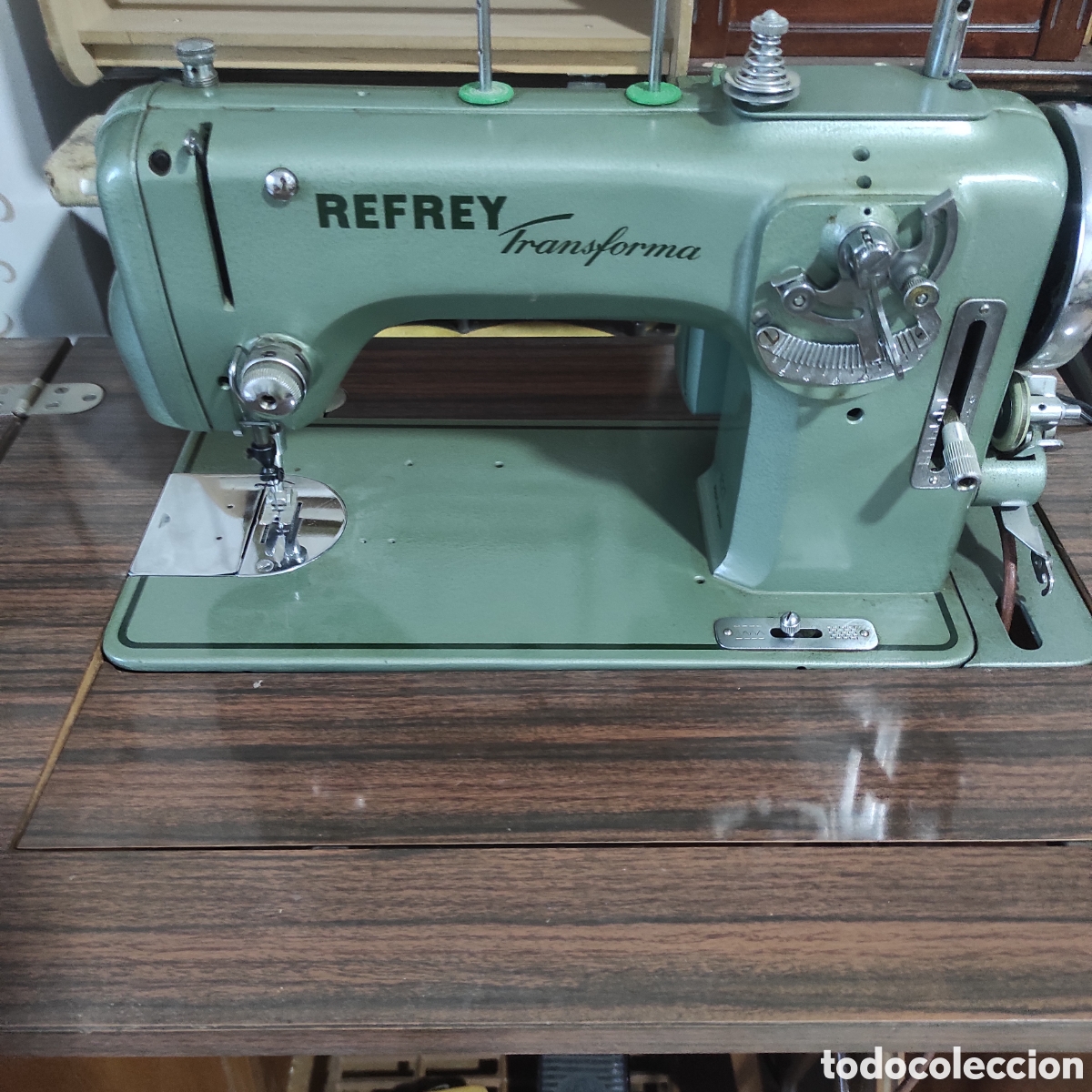 Antig&uuml;edades: M&aacute;quina de Coser REFREY &ndash; Modelo Transforma 427 - Foto 1