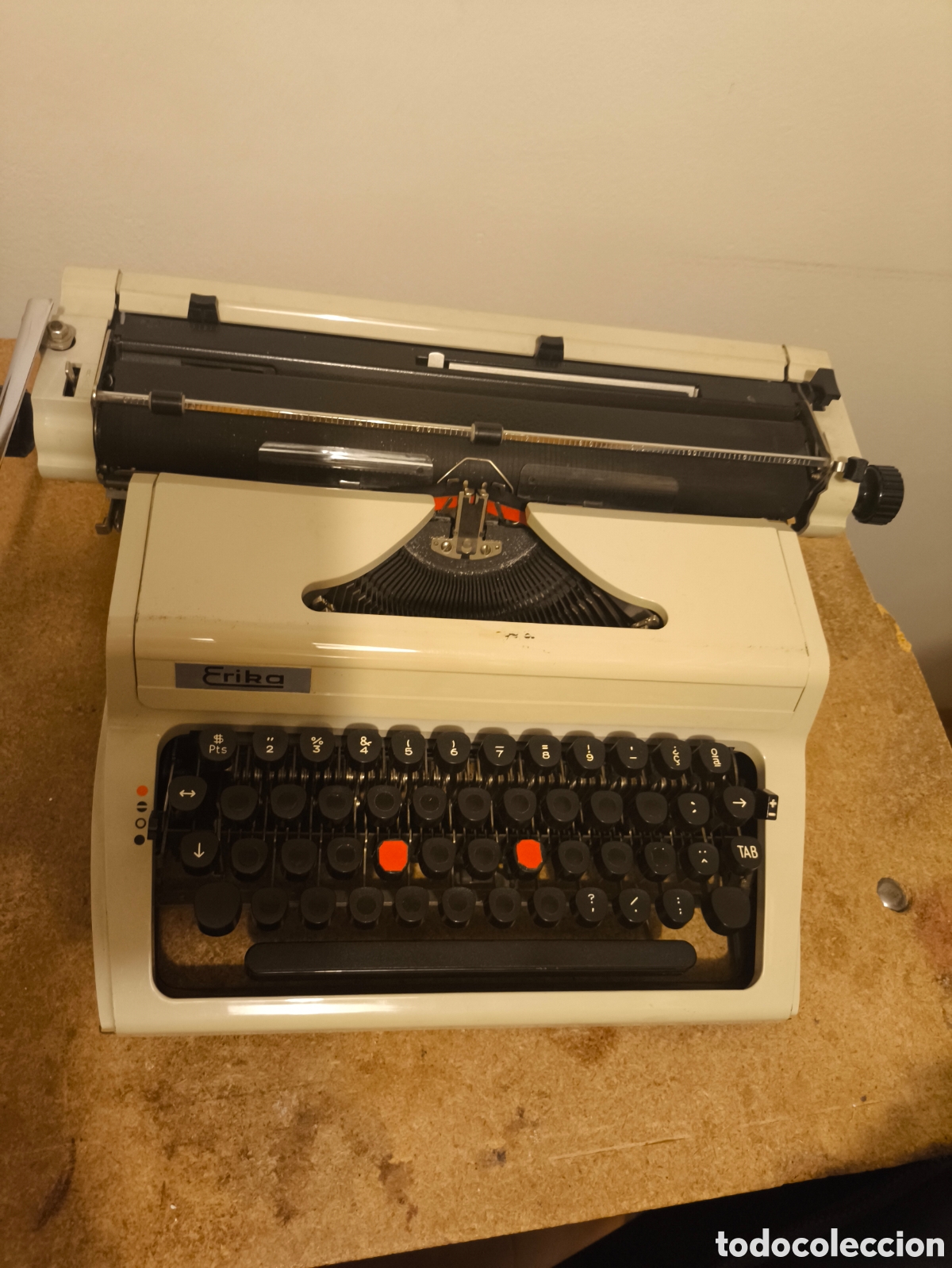 Antig&uuml;edades: M&aacute;quina de escribir marca Erika