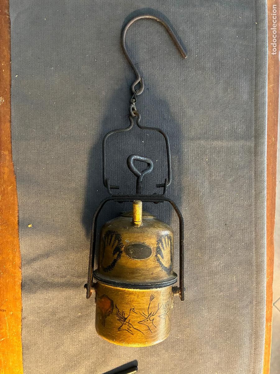 Antig&uuml;edades: Antiguo carburo miner&iacute;a marca Arras pintado en dorado y devorado con motivos animales arte rupestre