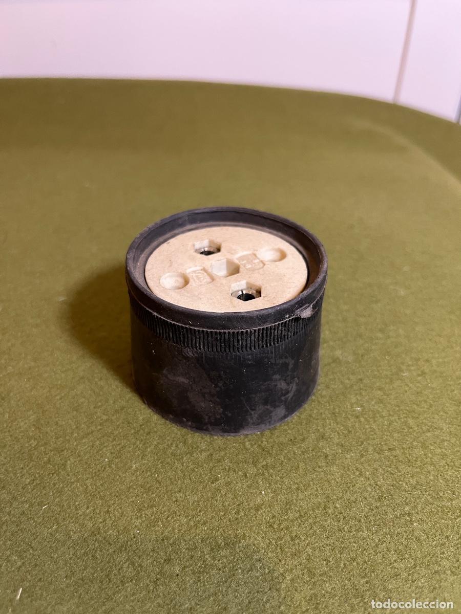 Antig&uuml;edades: Base de enchufe antigua de goma Fontini 25A 250V empotrar instalaci&oacute;n el&eacute;ctrica vintage