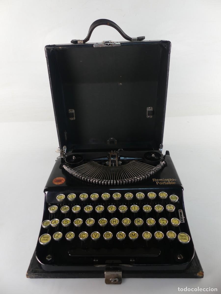 Antiques: MAQUINA DE ESCRIBIR MARCA REMINGTON PORTABLE CON MALETIN