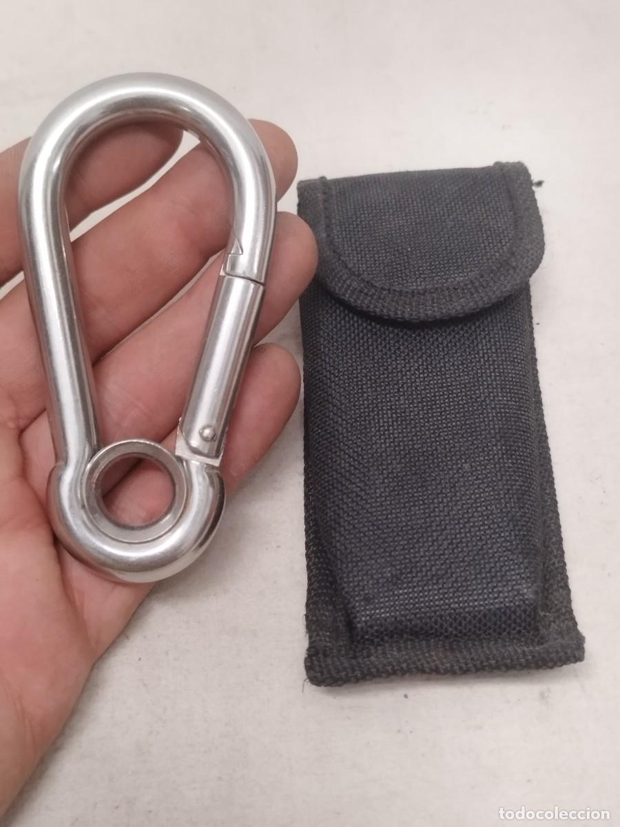 Antig&uuml;edades: Mosqueton de seguridad con ojal para cable. Con su funda.